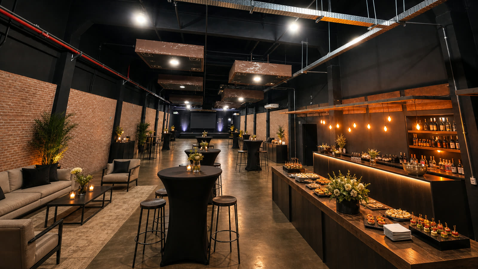 Espaço Éden do CN HALL montado para coquetel com bar e mesas altas